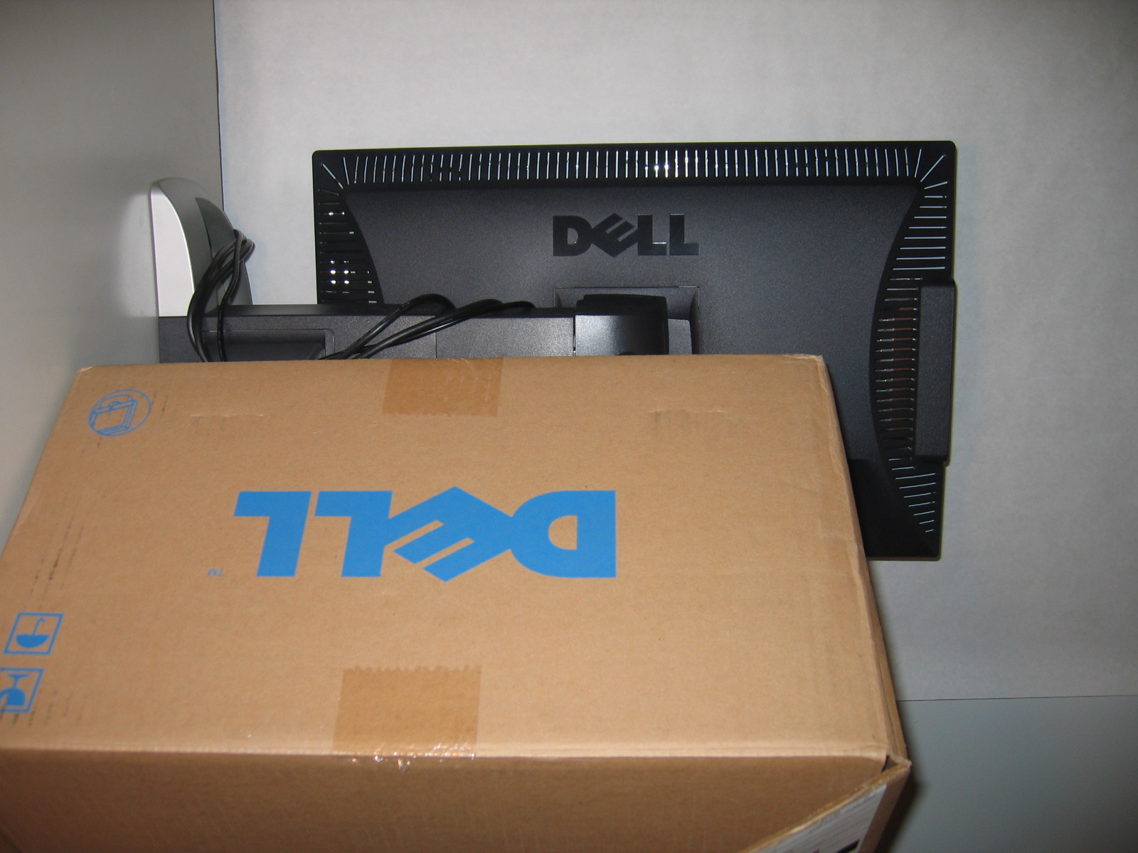 Box and 2405FPW Monitor